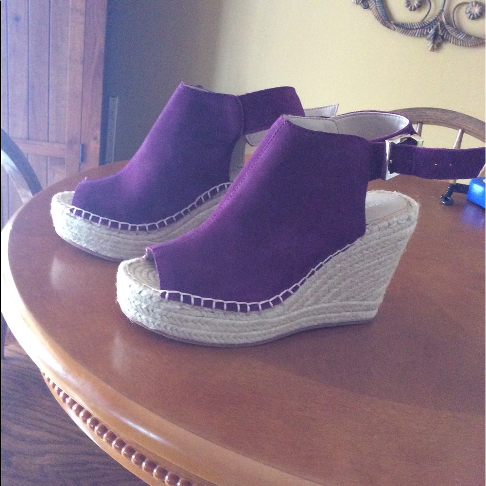 Beautiful Kenneth Cole Sandler’s.